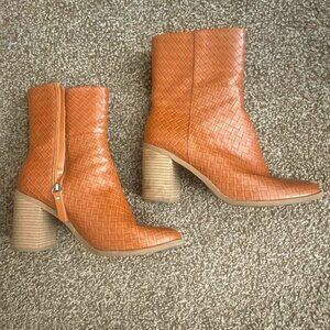 Universal Thread MIdi Boots